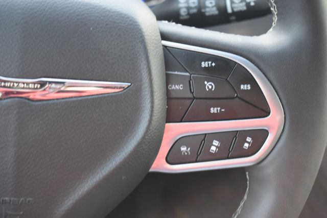 Used 2025 Chrysler Pacifica Van