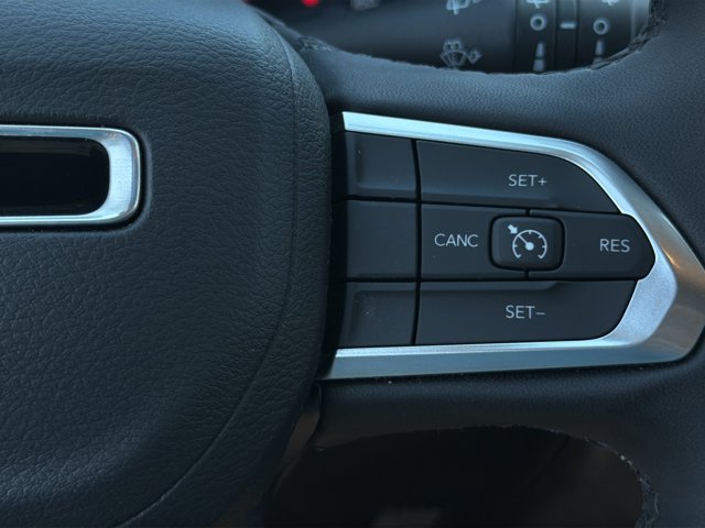 Used 2025 Silver Jeep Latitude image 26