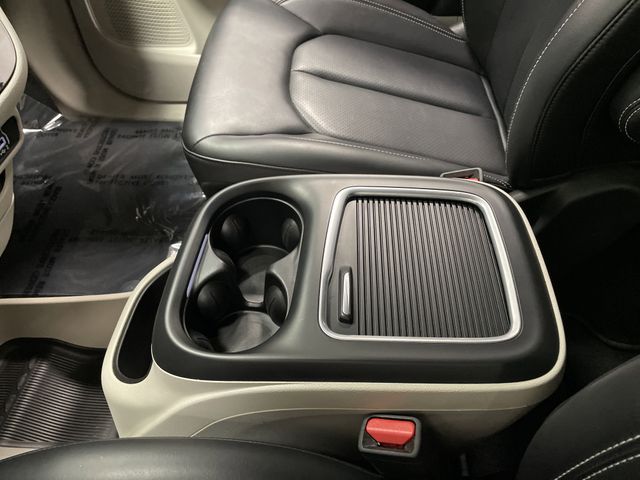 2023 Chrysler Pacifica Touring L photo