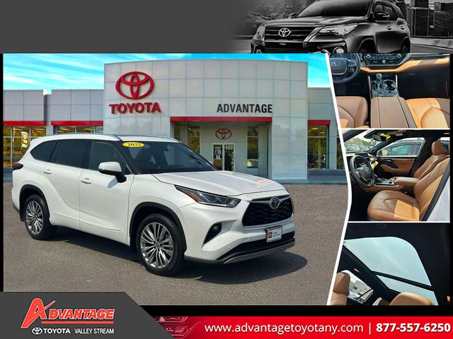 White (Wind Chill Pearl) 2022 Toyota Highlander SUV / Crossover All-Wheel Drive 8-Speed Automatic