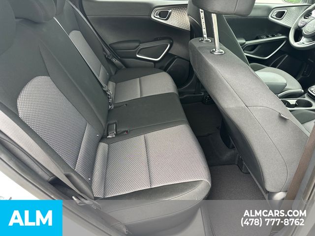 Used 2025 White Kia  image 17