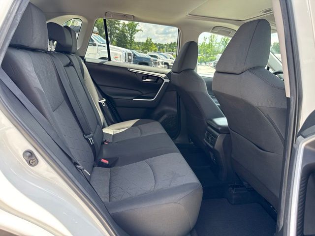 2021 Toyota RAV4 XLE:B02452