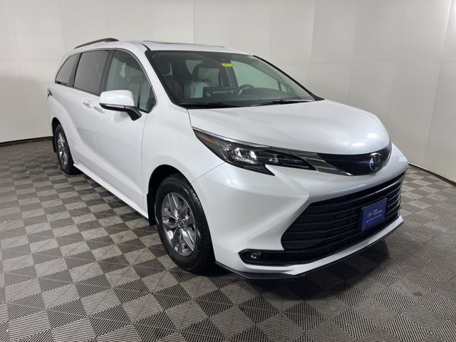 Pear 2025 Toyota Sienna XLE 7-Passenger AWD Minivan All-Wheel Drive Continuously Variable Transmission