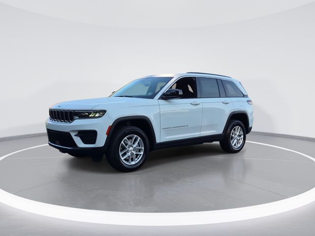 New 2026 Bright White Clear-Coat Exterior Paint Jeep Laredo X image 4