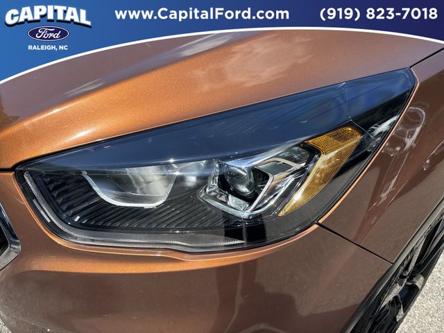 Used 2017 Red Ford SE image 11