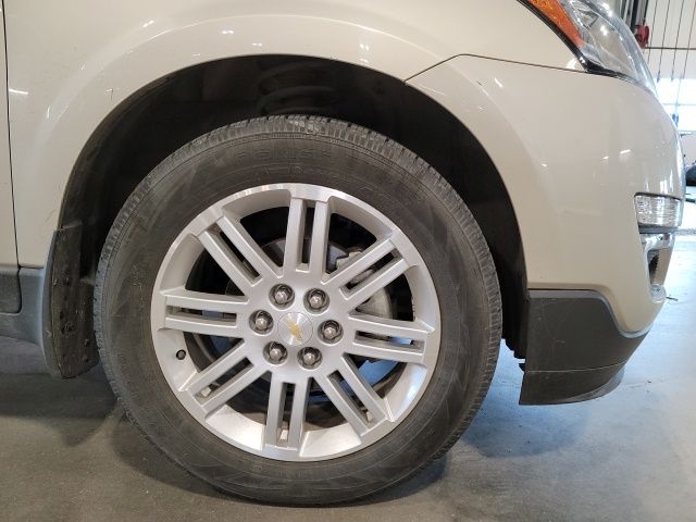 2013 Champagne Silver Metallic Chevrolet Traverse LT AWD SUV