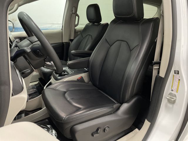 2023 Chrysler Pacifica Touring L photo