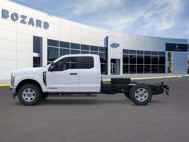 2026 Oxford White Ford Super Duty F-350 SRW XLT 168 WB 4X4 Chassis