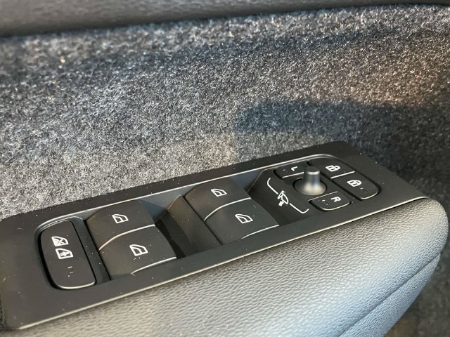 New 2026 White Volvo B5 Ultra Black Edition image 33