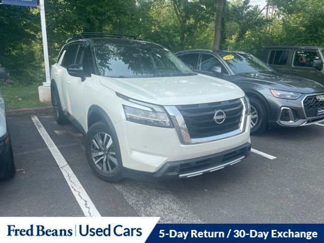 Pearl White Tricoat/Super Black 2024 Nissan Pathfinder SUV / Crossover All-Wheel Drive 9-Speed Automatic
