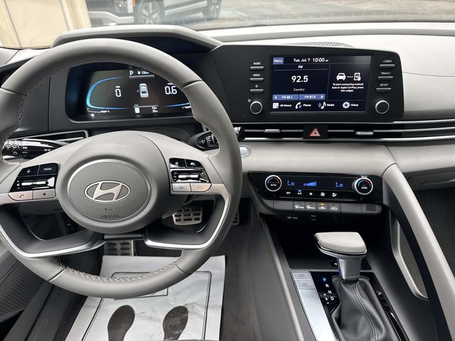 2025 Hyundai Elantra - Image 13