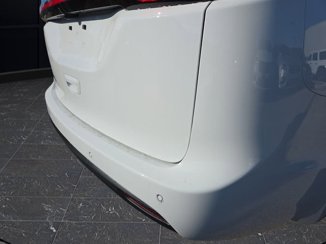 New 2026 Bright White Clearcoat Chrysler Select image 34
