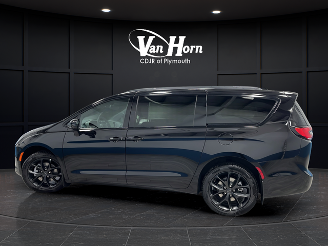 New 2027 Diamond Black Crystal Pearlcoat Chrysler Limited image 4