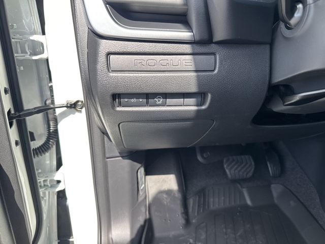 Used 2026 White/off-white Nissan S image 23
