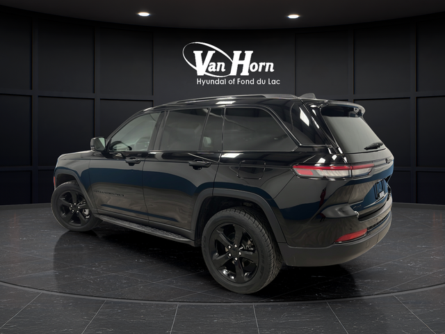 Used 2024 Diamond Black Crystal Pearlcoat Jeep Limited image 5