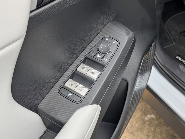 New 2025 White Mitsubishi SE image 11