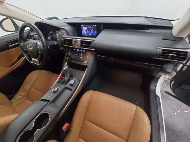 2017 – Lexus – IS