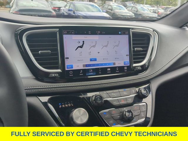 Used 2025 Chrysler Pacifica Van
