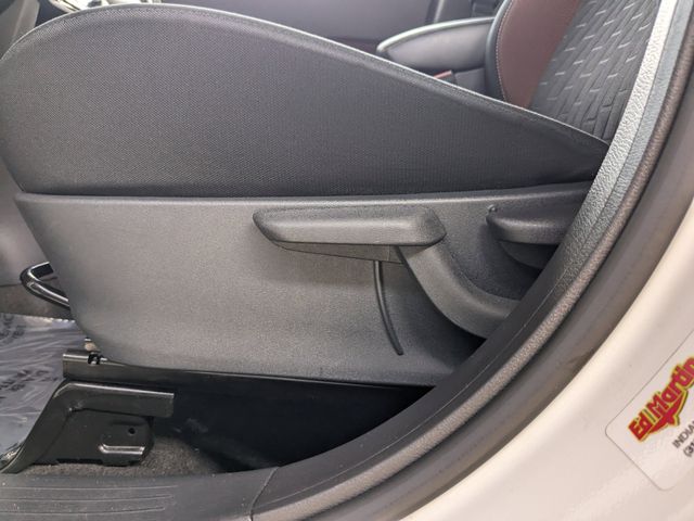 2023 Nissan Kicks SR photo