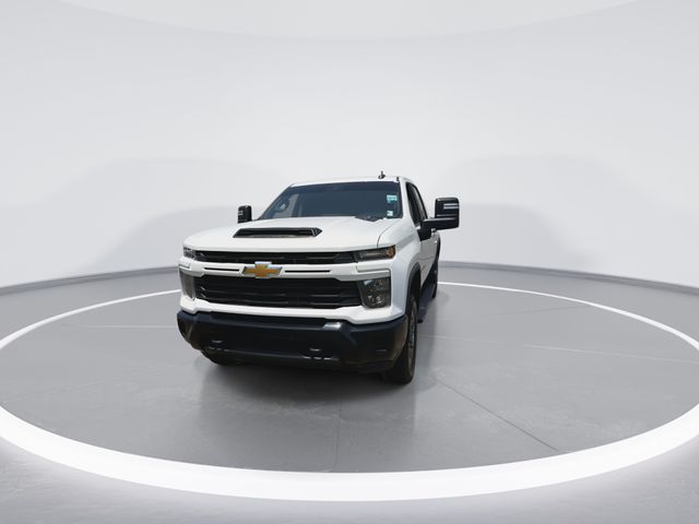 Used 2024 White Chevrolet Custom 5th Wheel image 4