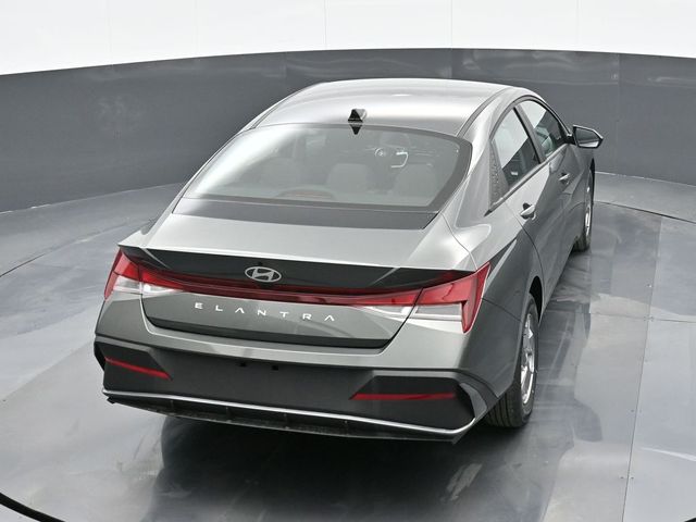 2025 Hyundai Elantra SE 24