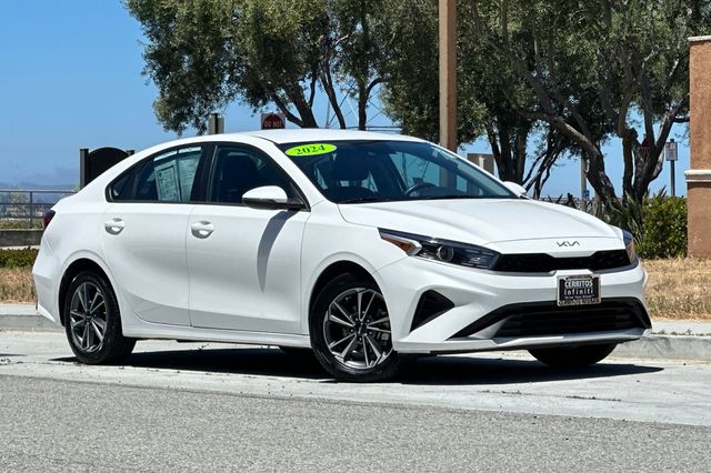 Snow White Pearl 2024 Kia Forte Sedan Front-Wheel Drive Continuously Variable Transmission