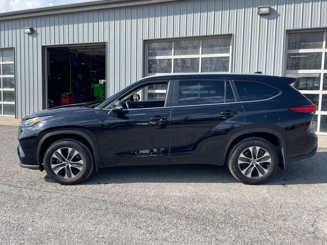 2023 Toyota Highlander XLE - Midnight Black Metallic exterior view 4