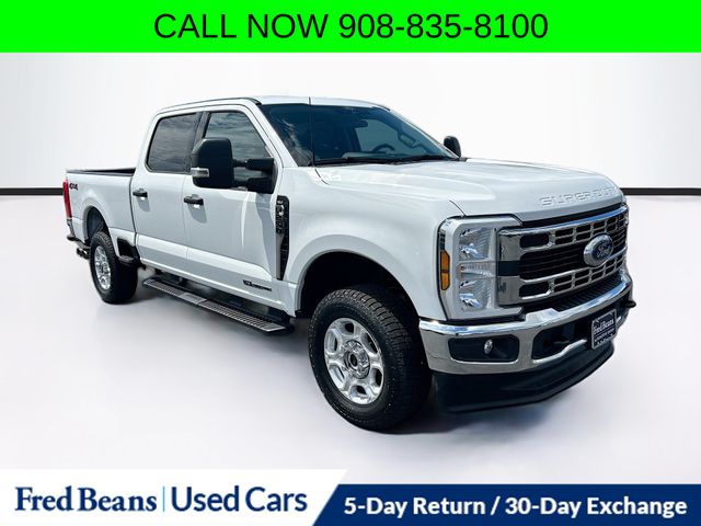 Oxford White 2025 Ford F-250 Super Duty Pickup Truck Four-Wheel Drive Automatic