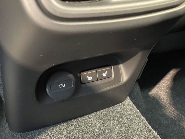 New 2026 White Volvo B5 Ultra Black Edition image 22