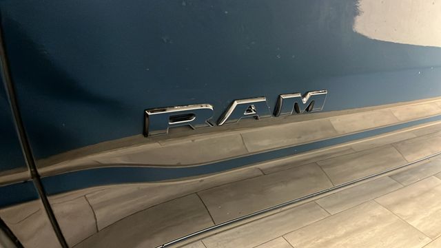 Used 2022 Diamond Black Crystal Pearlcoat Ram Laramie image 34