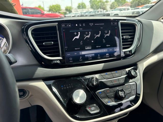 Used 2024 Chrysler Pacifica Van