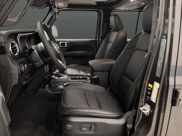 New 2026 Granite Crystal Metallic Clearcoat Jeep Sahara image 4
