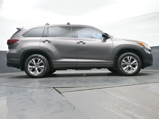 2016 Toyota Highlander LE Plus V6 32