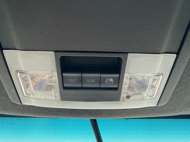Used 2012 White Ford Lariat image 27