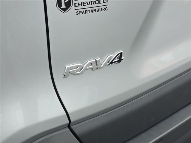 2022 Toyota RAV4 LE 31