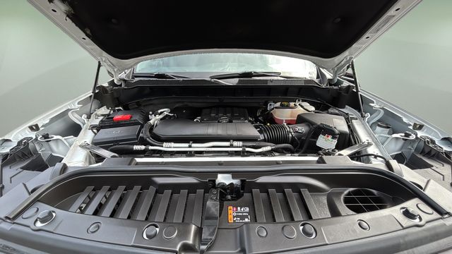 Used 2025 White Chevrolet Custom image 31