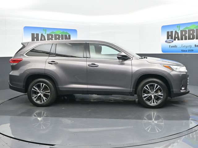 2019 Toyota Highlander LE photo