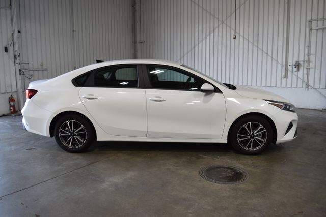 Used 2022 Kia Forte LXS with VIN 3KPF24AD8NE451754 for sale in Kansas City