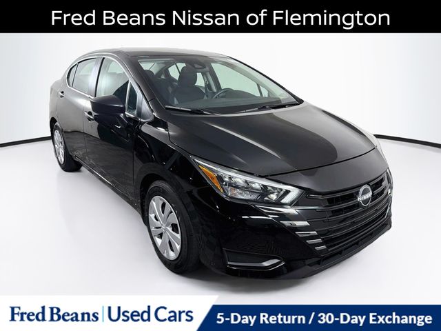 Super Black Metallic 2025 Nissan Versa Sedan Front-Wheel Drive Continuously Variable Transmission