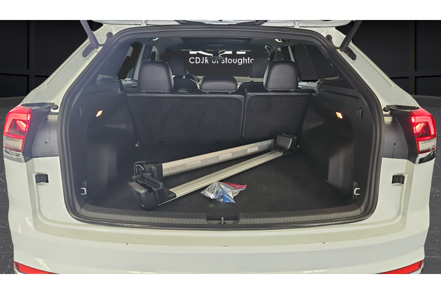 Used 2021 Pure White Volkswagen 3.6L V6 SEL Premium image 28