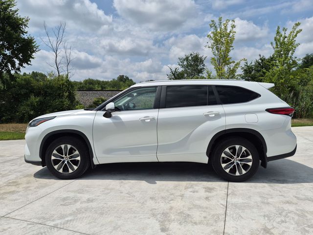 2023 Toyota Highlander - Image 2