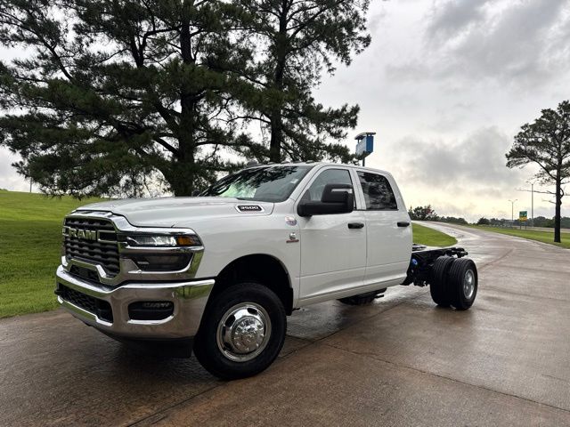 Bright White Clearcoat 2026 RAM 3500 Chassis Pickup Truck Four-Wheel Drive 8-Speed Automatic