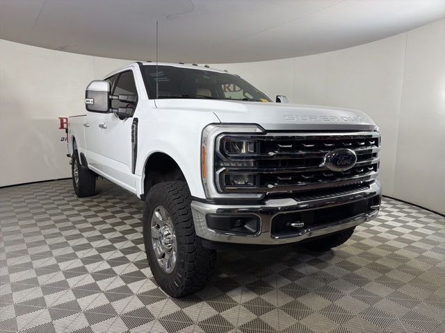Oxford White 2023 Ford F-250 Super Duty Lariat Crew Cab 4WD Pickup Truck Four-Wheel Drive Automatic