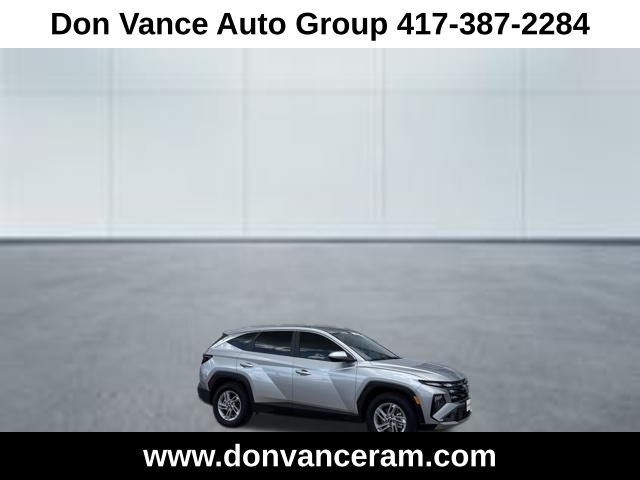 Shimmering Silver 2025 Hyundai Tucson SE FWD SUV / Crossover Front-Wheel Drive 8-Speed Automatic