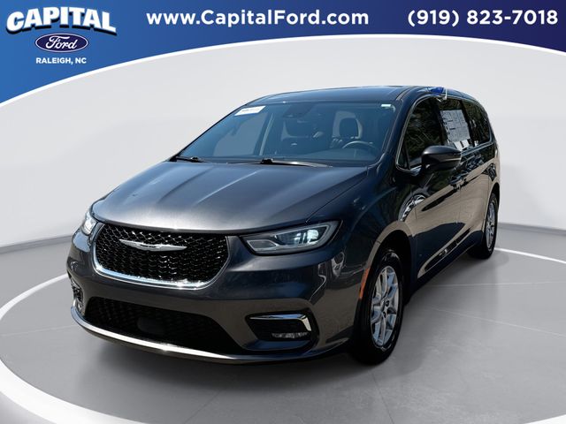 2023 Chrysler Pacifica Touring L's photo