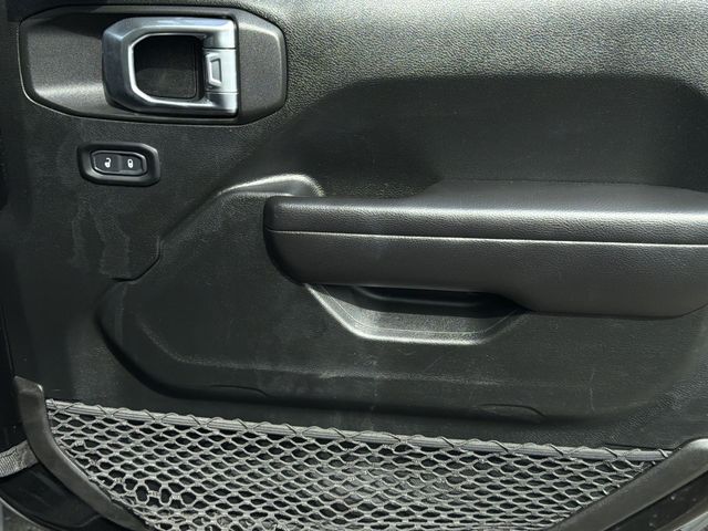 Used 2020 Black Jeep Mojave image 37