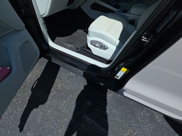 Used 2025  Porsche Base image 7