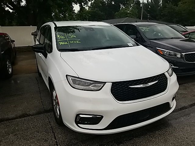 Used 2024 Chrysler Pacifica Van