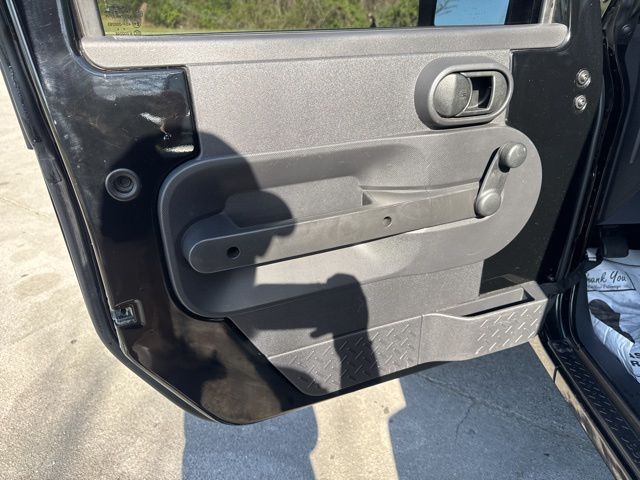 Used 2008 Black Jeep X image 14