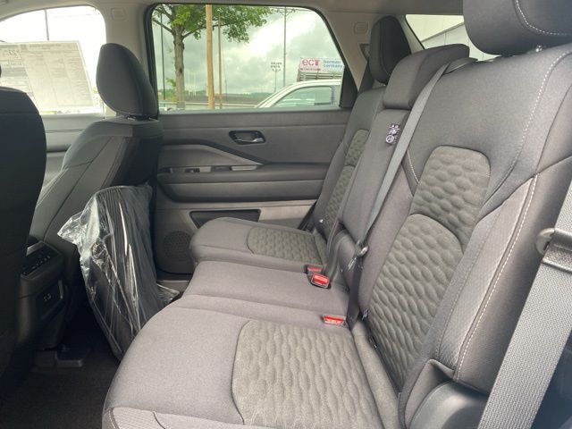 2025 Nissan Pathfinder SV photo